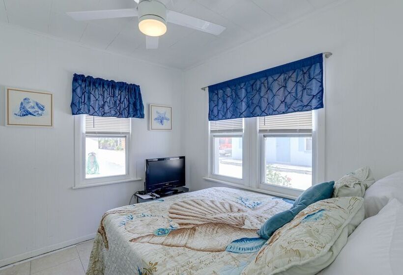 Cozy Indian Rocks Beach Cottage: Steps To Seawall!
