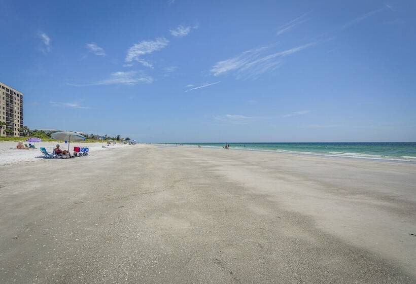 Cozy Indian Rocks Beach Cottage: Steps To Seawall!