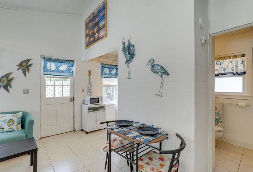 Cozy Indian Rocks Beach Cottage: Steps To Seawall!