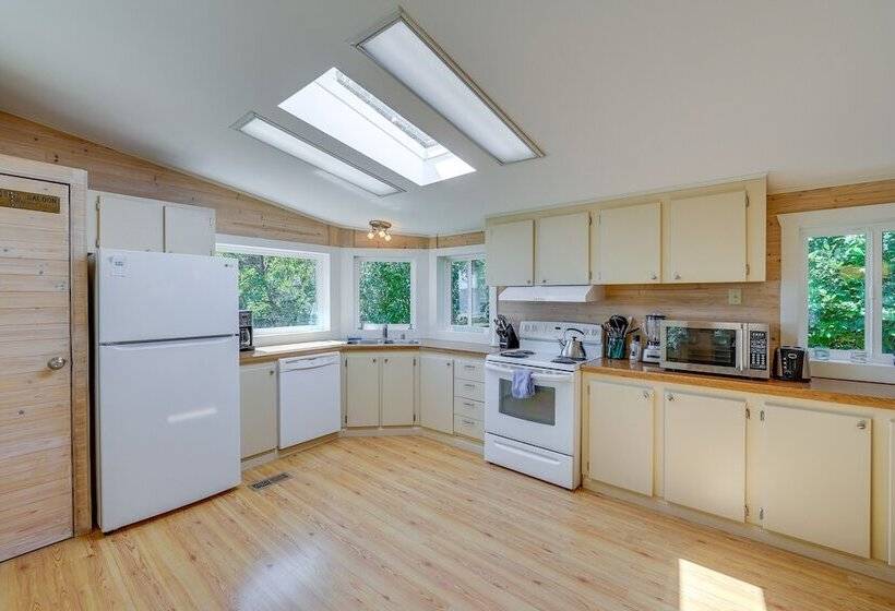 Cozy Langley Retreat: Water Views & Beach Access