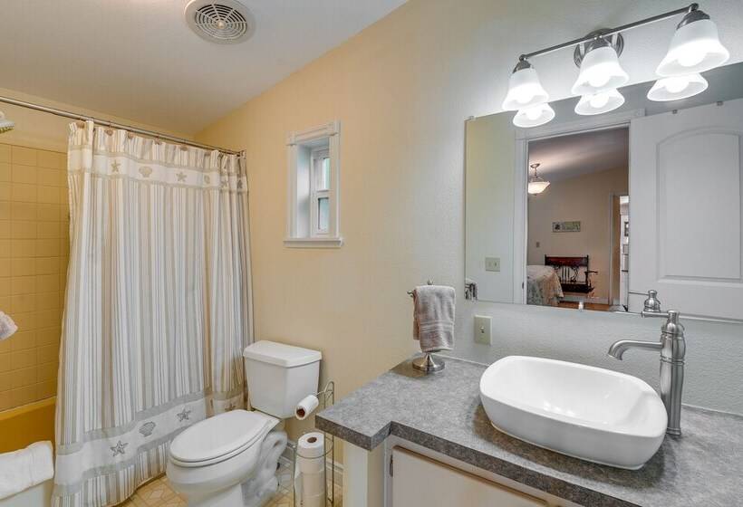 Cozy Langley Retreat: Water Views & Beach Access