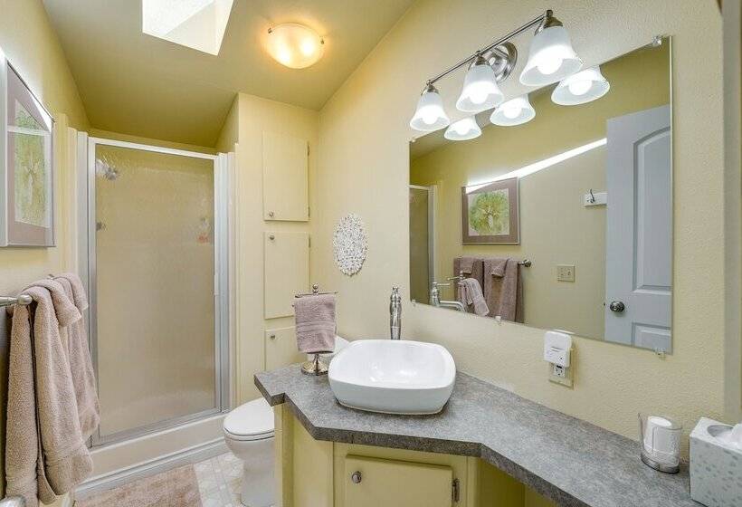 Cozy Langley Retreat: Water Views & Beach Access