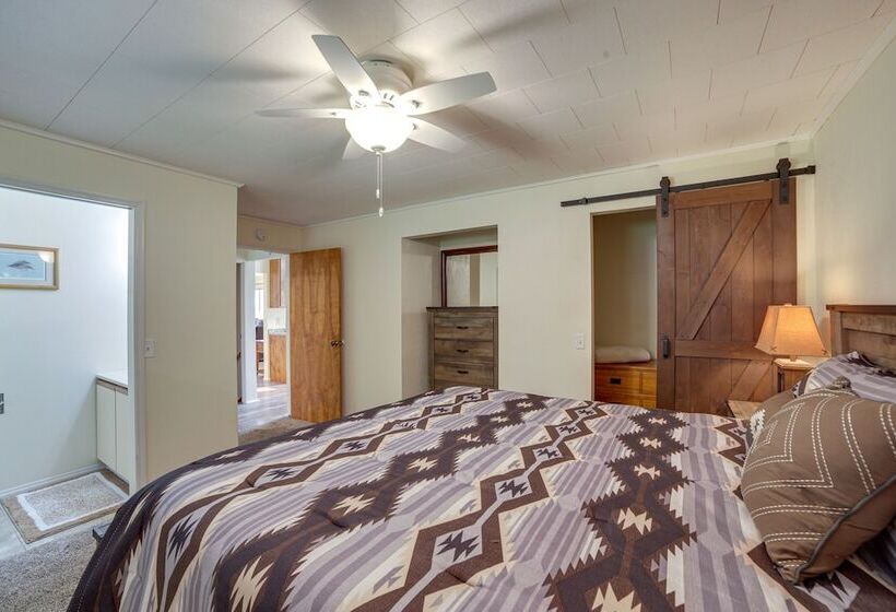 Cozy Montana Retreat W/ Patio, Grill & Fire Pit!