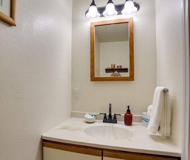 Cozy Montana Retreat W/ Patio, Grill & Fire Pit!