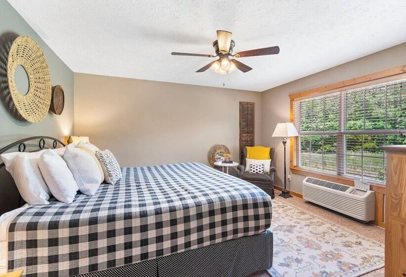 Cozy Pines Cabin   Quiet Relaxation!