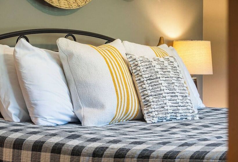 Cozy Pines Cabin   Quiet Relaxation!