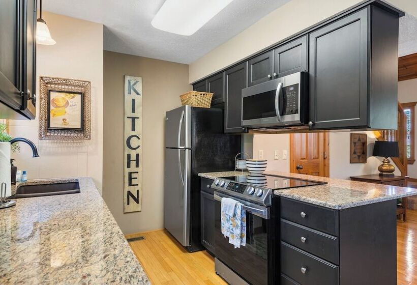 Cozy Pines Cabin   Quiet Relaxation!