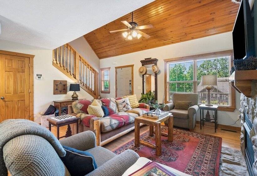 Cozy Pines Cabin   Quiet Relaxation!