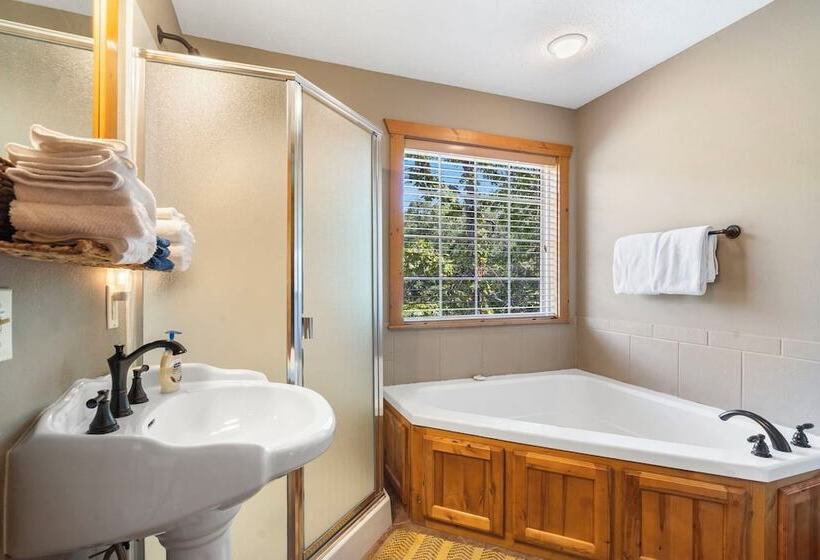 Cozy Pines Cabin   Quiet Relaxation!