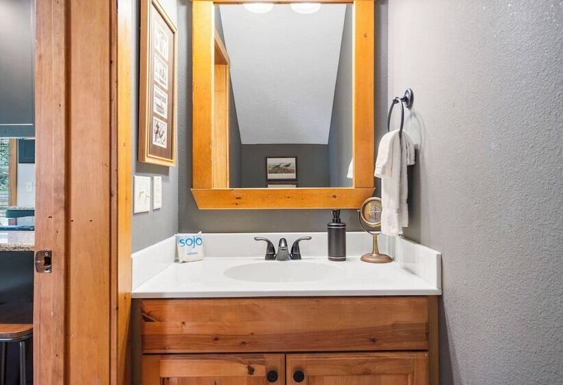 Cozy Pines Cabin   Quiet Relaxation!