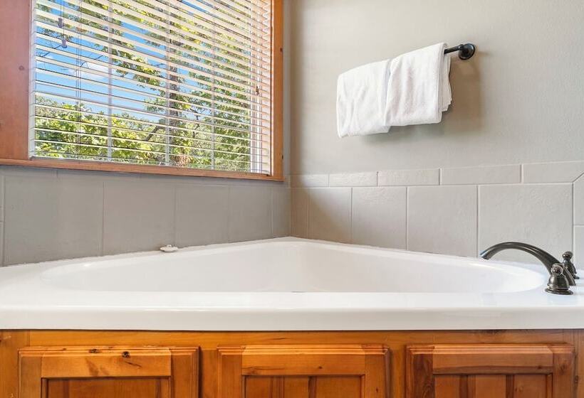 Cozy Pines Cabin   Quiet Relaxation!