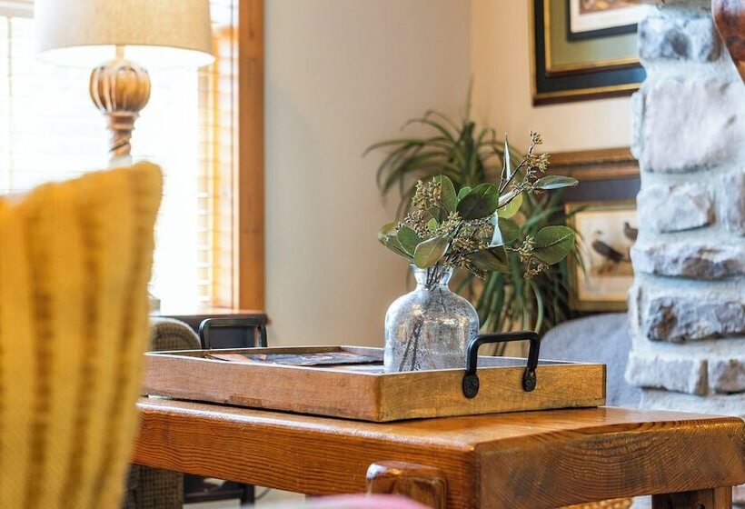 Cozy Pines Cabin   Quiet Relaxation!