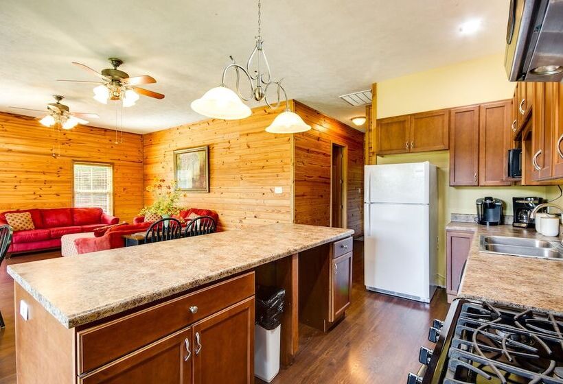 Cozy Summit Cabin W/ Hiking Trails & Fishing Pond!