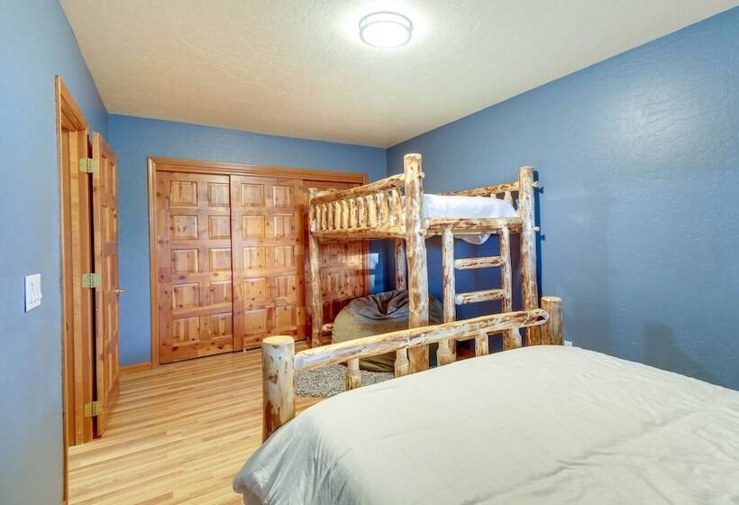 Dreamy Deck: Show Low Cabin On Over 2 Acres!