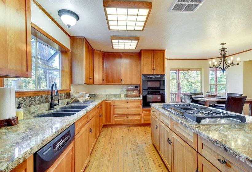 Dreamy Deck: Show Low Cabin On Over 2 Acres!