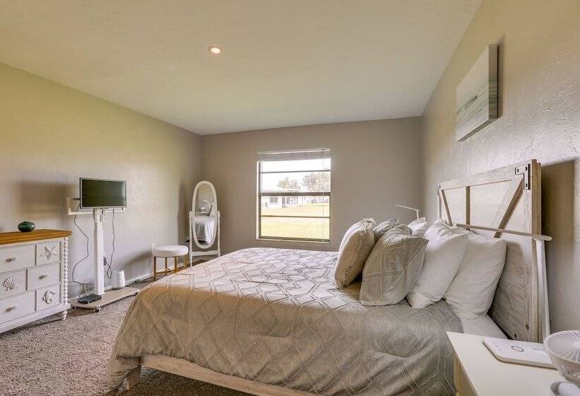 Family Friendly Lehigh Acres Home: Screened Porch!