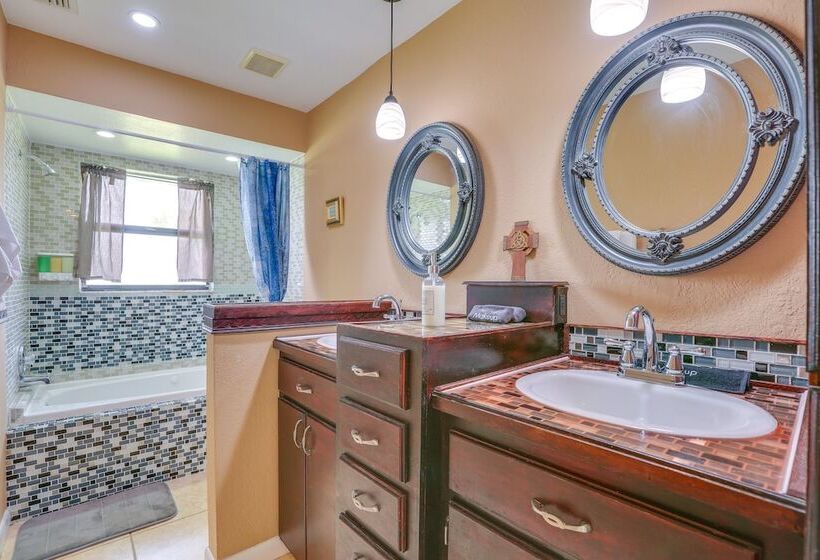 Family Friendly Lehigh Acres Home: Screened Porch!