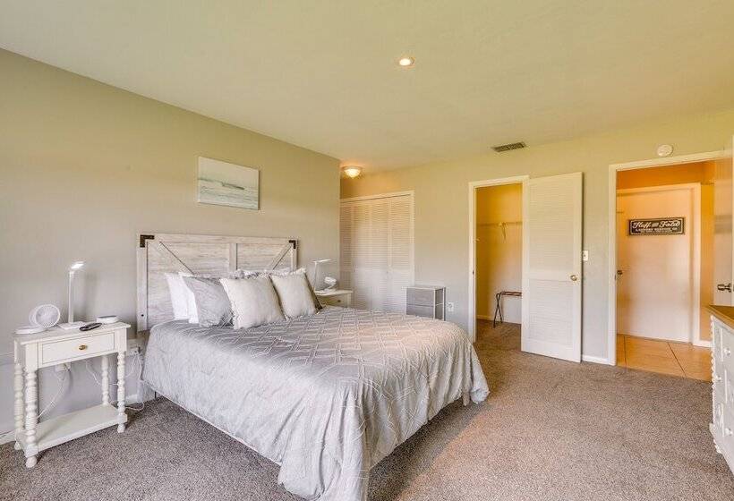 Family Friendly Lehigh Acres Home: Screened Porch!