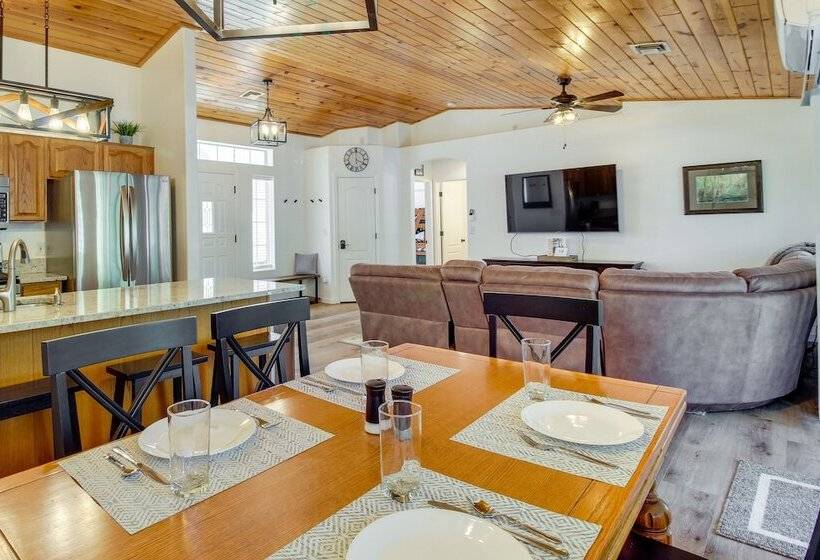 Walk To City Park: Family Friendly Show Low Home