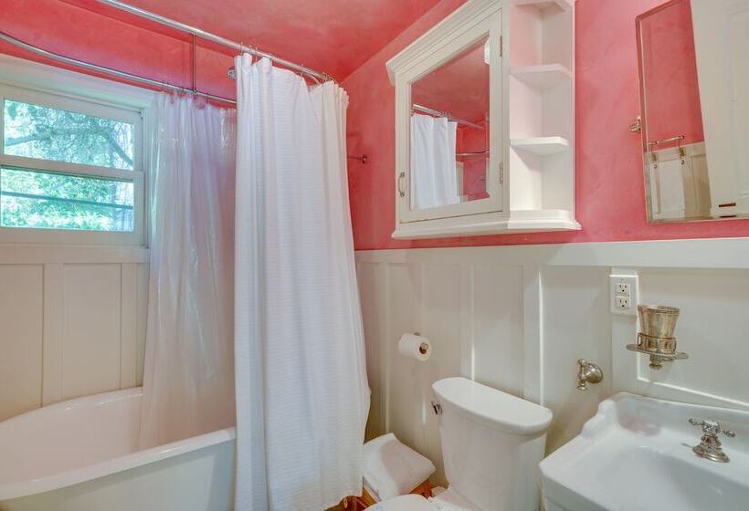 Farmhouse Chic Carpinteria Cottage W/ Pool Access