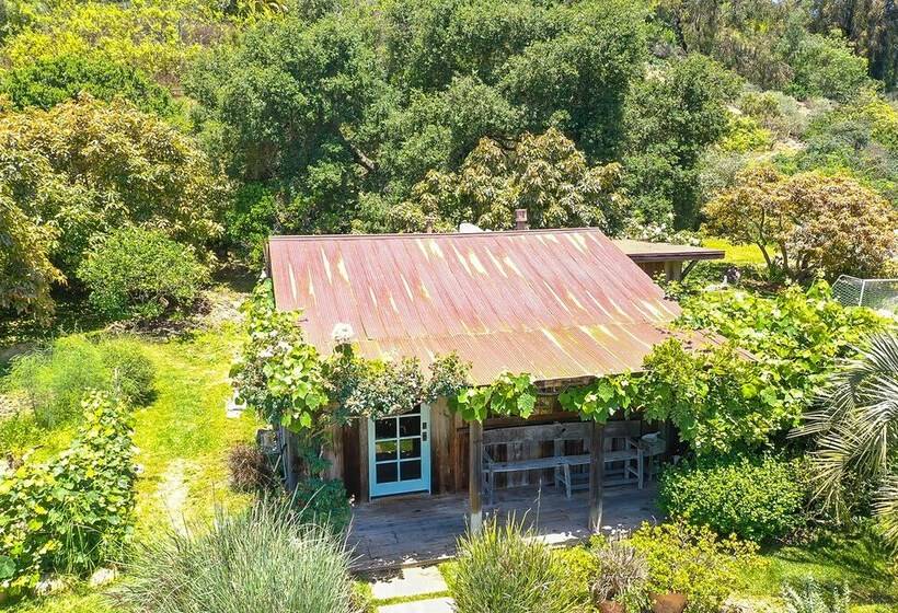 Farmhouse Chic Carpinteria Cottage W/ Pool Access