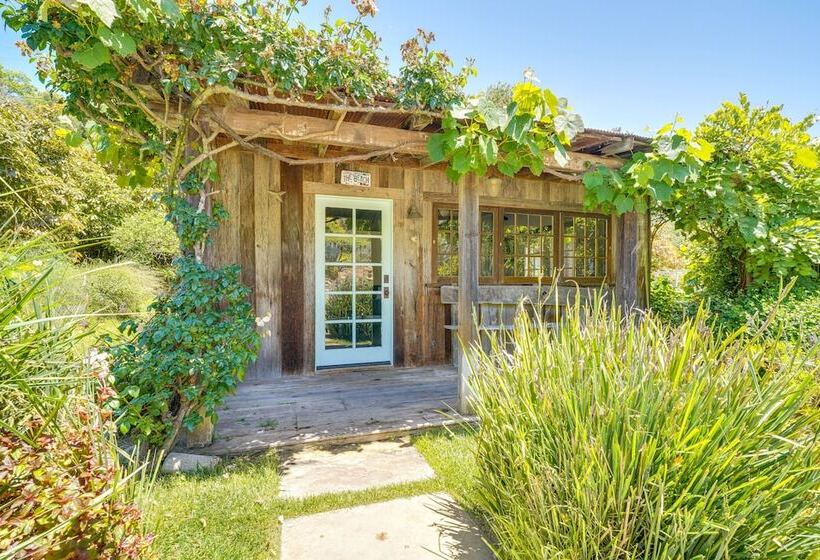 Farmhouse Chic Carpinteria Cottage W/ Pool Access