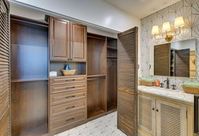 Hawthorne Home W/ Covered Patio & Basketball Court