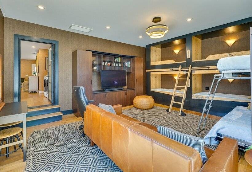 Hawthorne Home W/ Covered Patio & Basketball Court