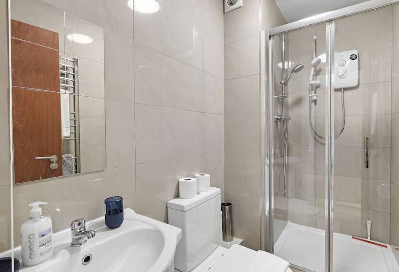 Highway Haven With Free Parking By My Getaways