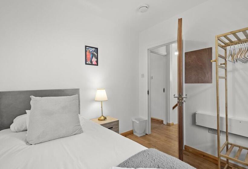 Highway Haven With Free Parking By My Getaways