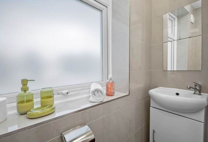 Highway Haven With Free Parking By My Getaways