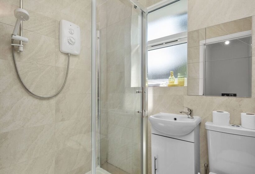 Highway Haven With Free Parking By My Getaways