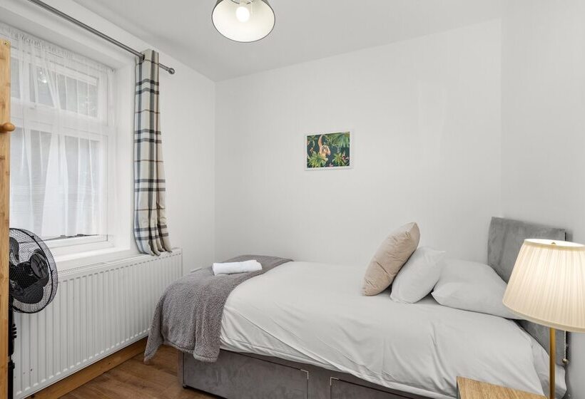 Highway Haven With Free Parking By My Getaways