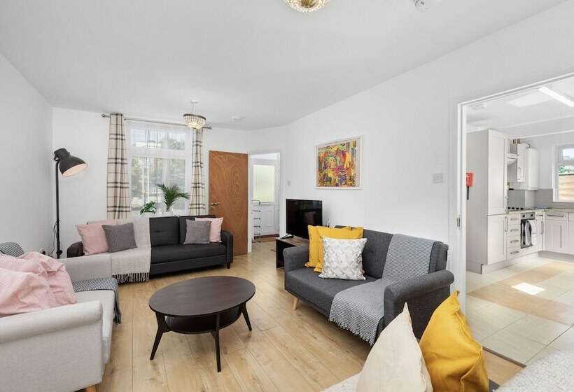 Highway Haven With Free Parking By My Getaways