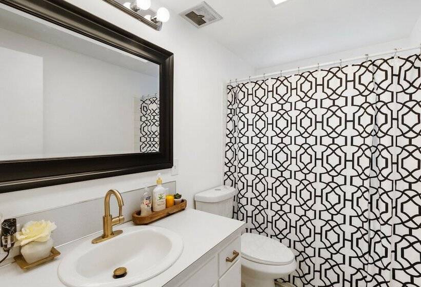 Beachfront Historical Home In University Place!