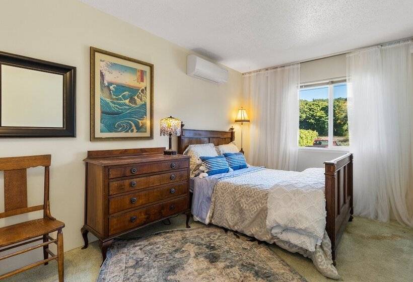 Beachfront Historical Home In University Place!