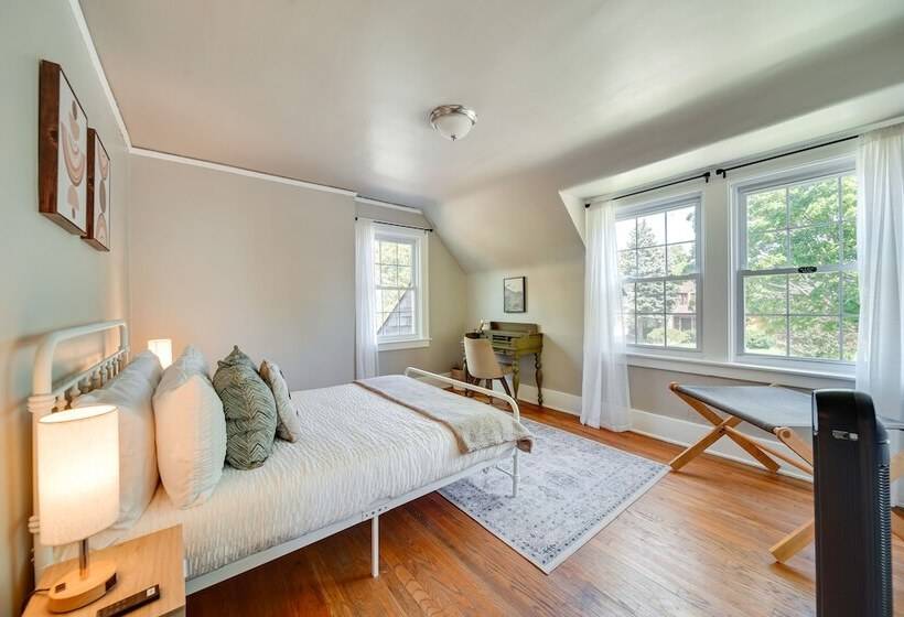 Historic Detroit Bungalow: Pet & Family Friendly