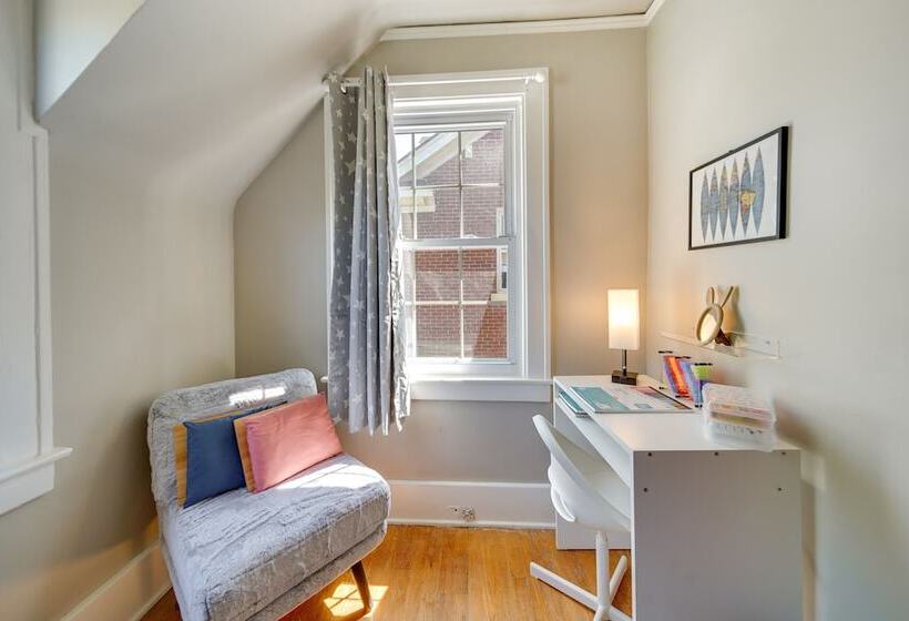 Historic Detroit Bungalow: Pet & Family Friendly