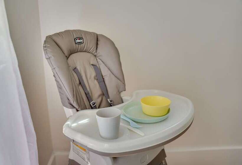 Historic Detroit Bungalow: Pet & Family Friendly