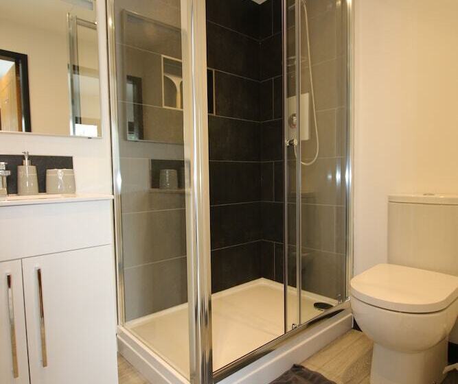 Отель Beautiful Open Plan Lakeside Lodge In Shearsby