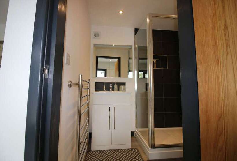 Отель Beautiful Open Plan Lakeside Lodge In Shearsby