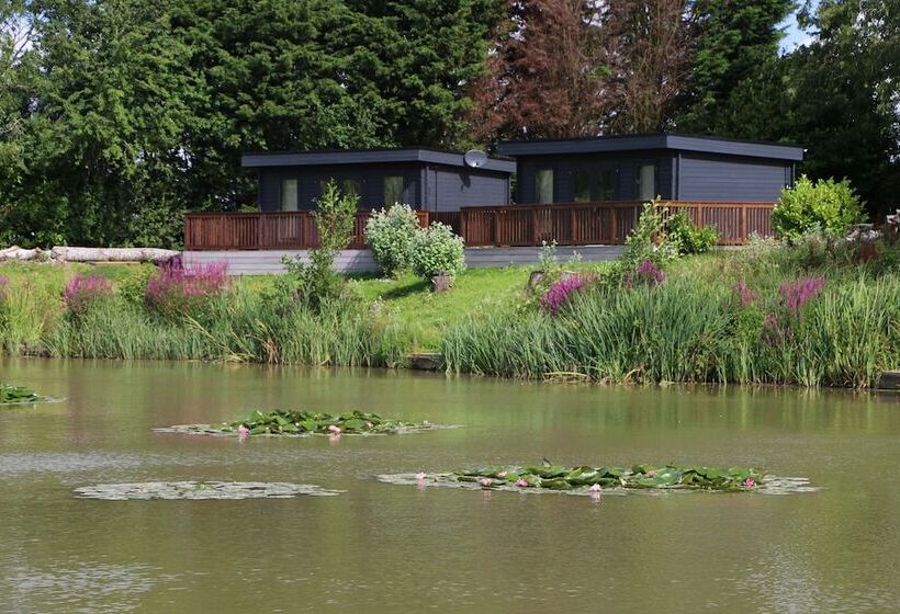 Отель Beautiful Open Plan Lakeside Lodge In Shearsby