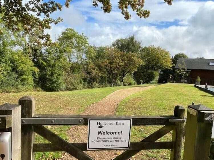 فندق Hollybush Lodges