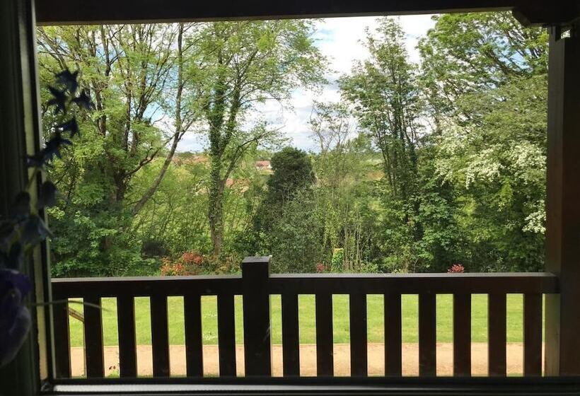 فندق Hollybush Lodges