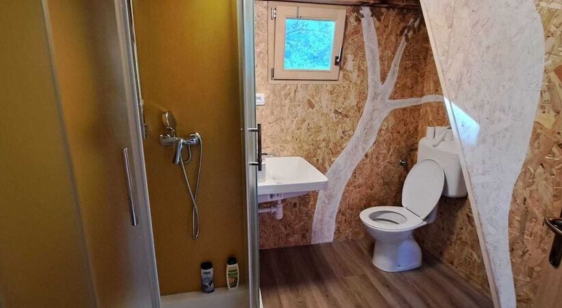 ホテル Treehouses Ljubač Glamping Robinson