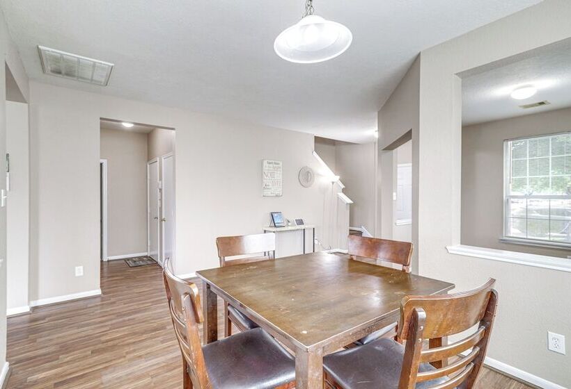 Spacious Houston Home W/ Pool Access, Fenced Yard!