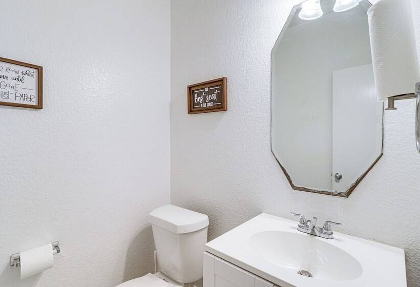 Spacious Houston Home W/ Pool Access, Fenced Yard!