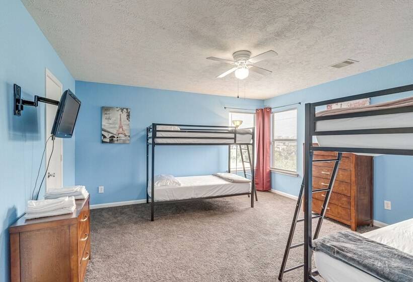 Spacious Houston Home W/ Pool Access, Fenced Yard!