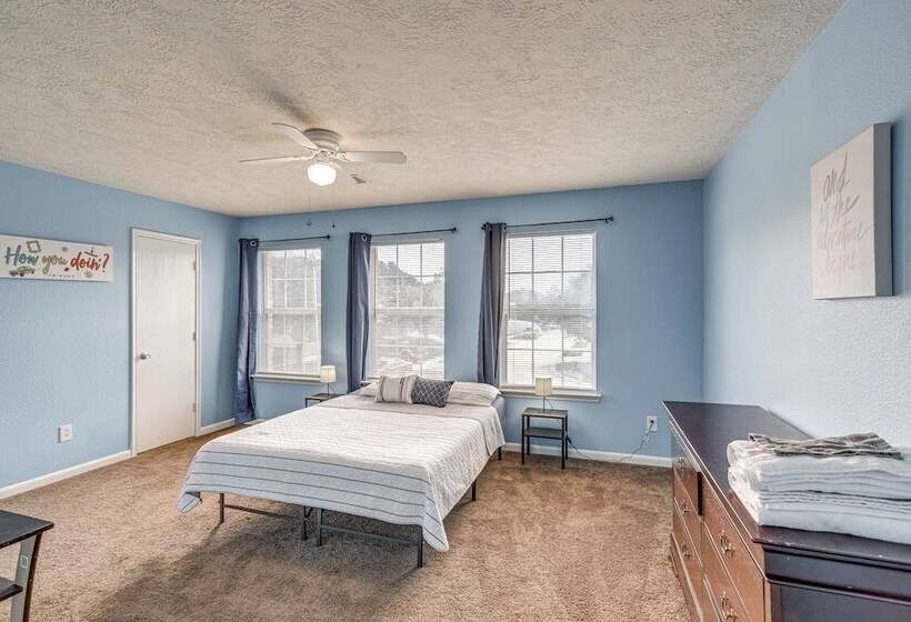 Spacious Houston Home W/ Pool Access, Fenced Yard!