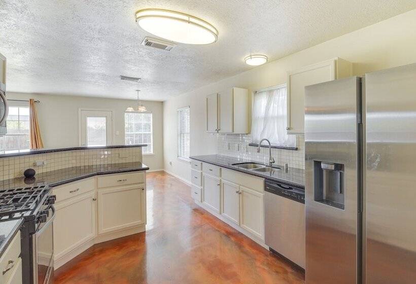 Houston Rental W/ Private Yard Near Dtwn & Airport